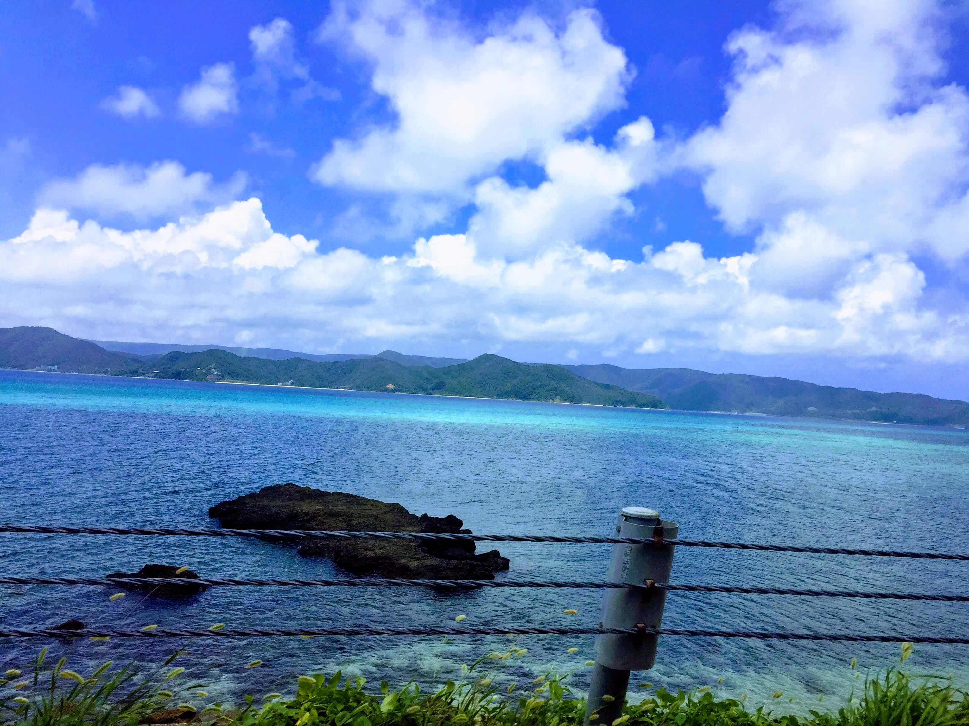 奄美大島の海辺をドライブ