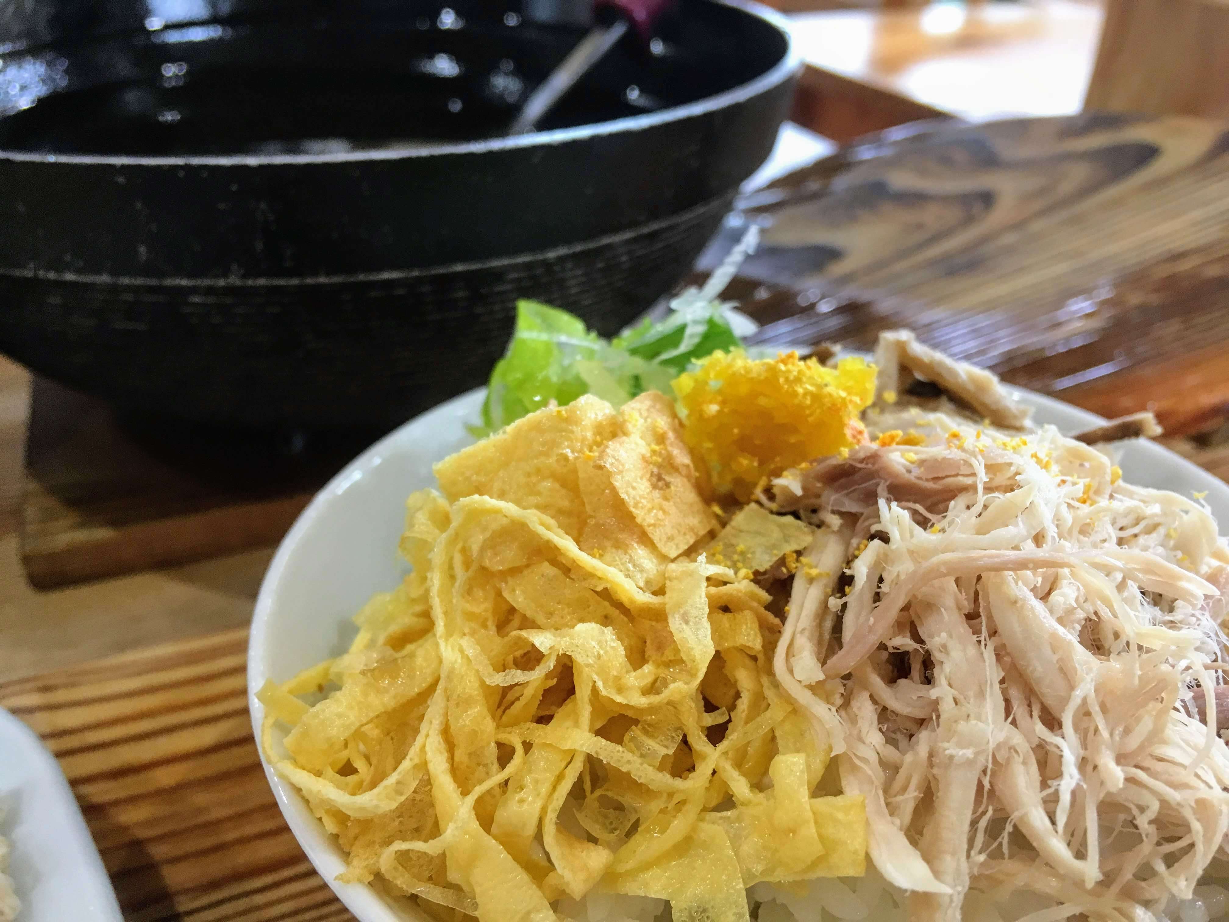 奄美大島の鶏飯（けいはん）みなとやの鶏飯を盛り付け