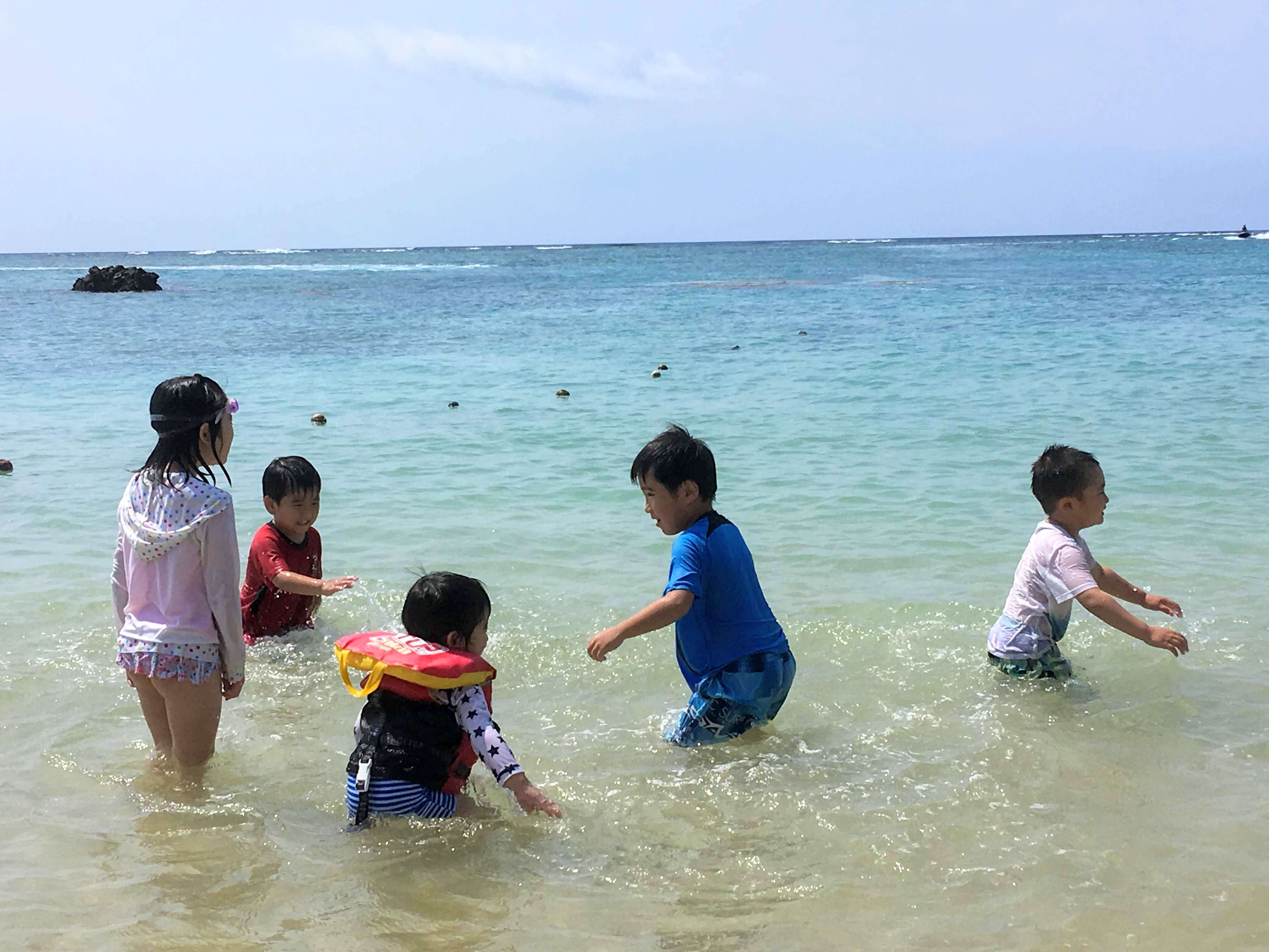 サンガツサンチ/ハマオレ/海開きで海遊びする子どもたち